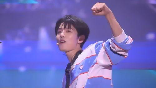 小网红男孩带领唱歌,小网红男孩引领全民K歌热潮